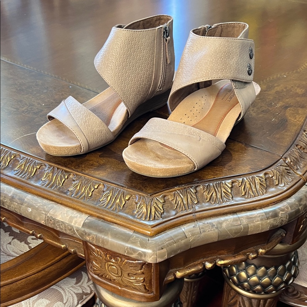 Rockport ( Cobb Hill ) collections sandals
  ( Leather beige shoes )